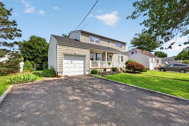 88 Crestwood Boulevard, Farmingdale, NY 11735