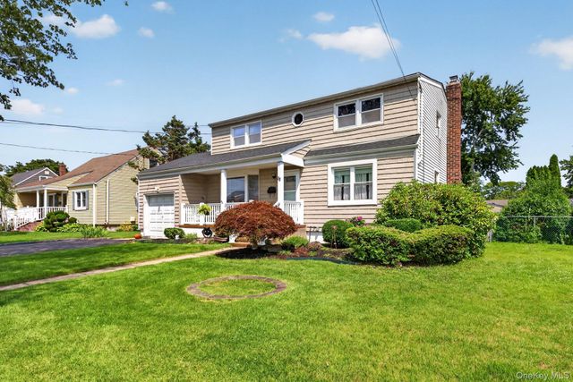 88 Crestwood Boulevard, Farmingdale, NY 11735