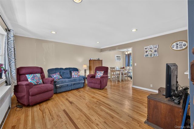 88 Crestwood Boulevard, Farmingdale, NY 11735