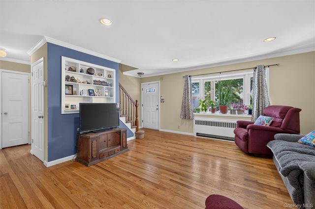 88 Crestwood Boulevard, Farmingdale, NY 11735