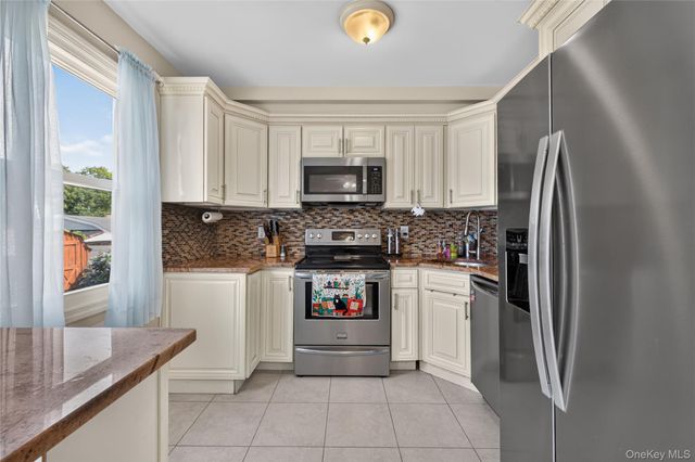 88 Crestwood Boulevard, Farmingdale, NY 11735