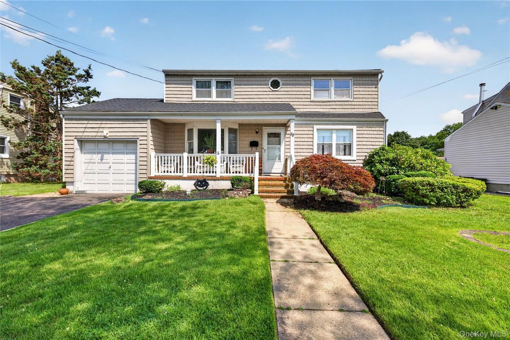 88 Crestwood Boulevard, Farmingdale, NY 11735