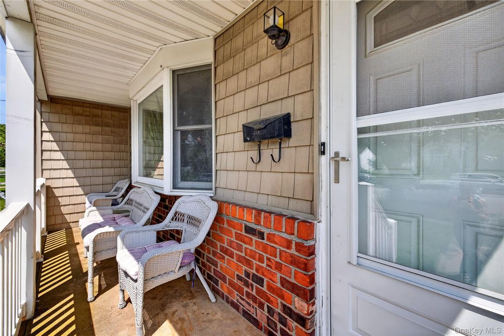 88 Crestwood Boulevard, Farmingdale, NY 11735 — photo 4