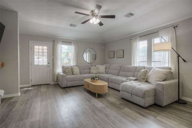 5049 Willow Point Drive, Conroe, TX 77303