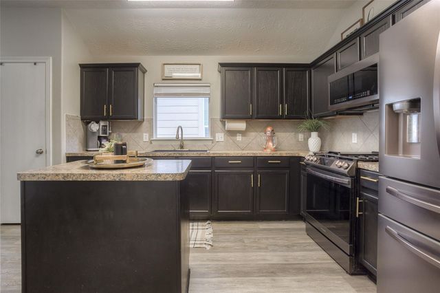 5049 Willow Point Drive, Conroe, TX 77303