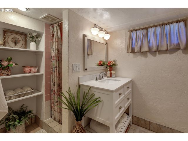 8100 Sw LOCUST St, Portland, OR 97223
