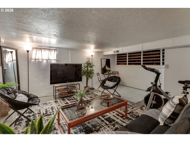8100 Sw LOCUST St, Portland, OR 97223