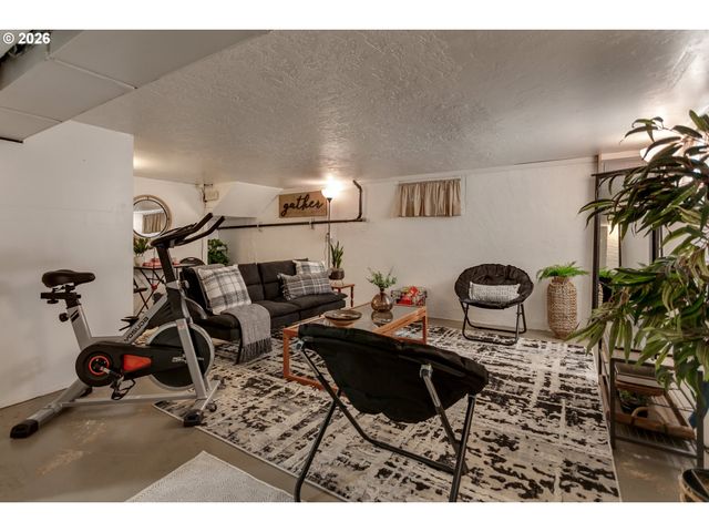 8100 Sw LOCUST St, Portland, OR 97223
