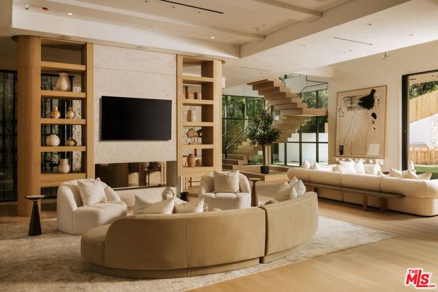 2130 Mandeville Canyon Road, Los Angeles, CA 90049