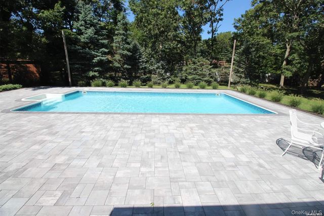 8 Wakeman Court, Hampton Bays, NY 11946