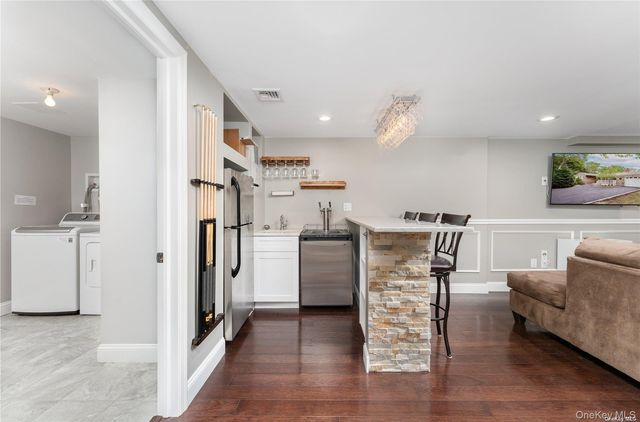 8 Wakeman Court, Hampton Bays, NY 11946