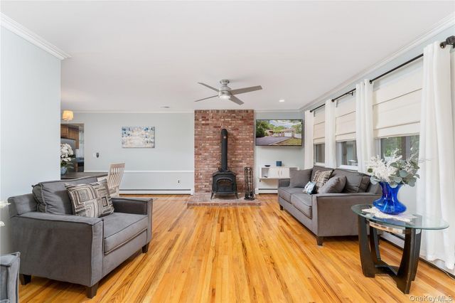 8 Wakeman Court, Hampton Bays, NY 11946