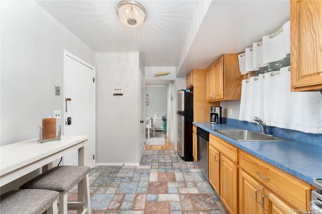 8 Wakeman Court, Hampton Bays, NY 11946