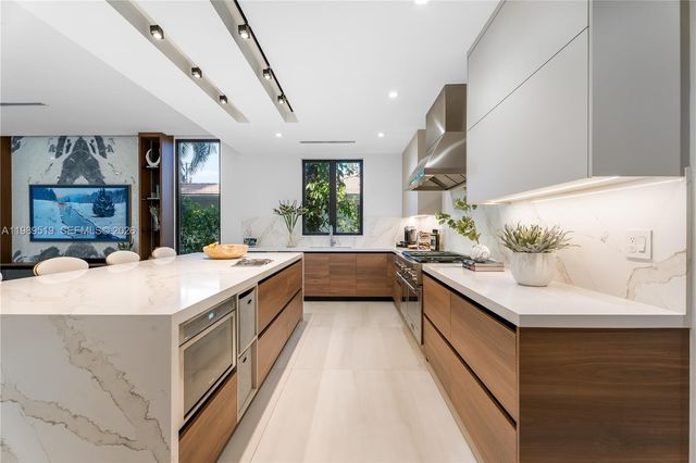 7900 SW 57th Ct, South Miami, FL 33143