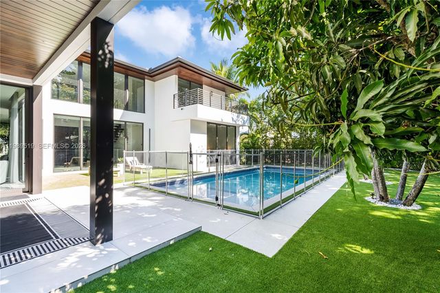 7900 SW 57th Ct, South Miami, FL 33143