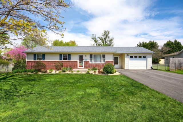 1 WINTER DR, Gettysburg, PA 17325