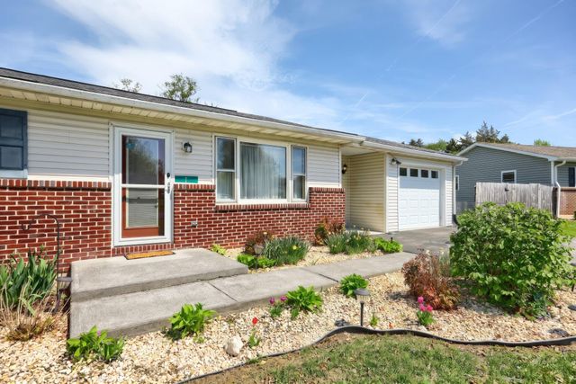 1 WINTER DR, Gettysburg, PA 17325
