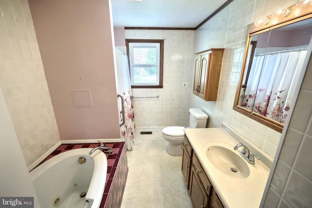 1 WINTER DR, Gettysburg, PA 17325