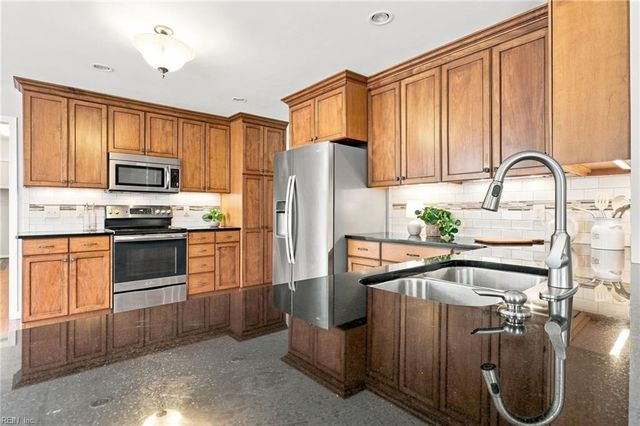 1088 Heatherwood DR, Virginia Beach, VA 23455