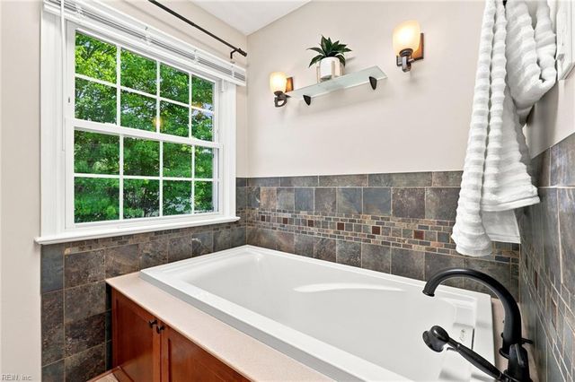 1088 Heatherwood DR, Virginia Beach, VA 23455