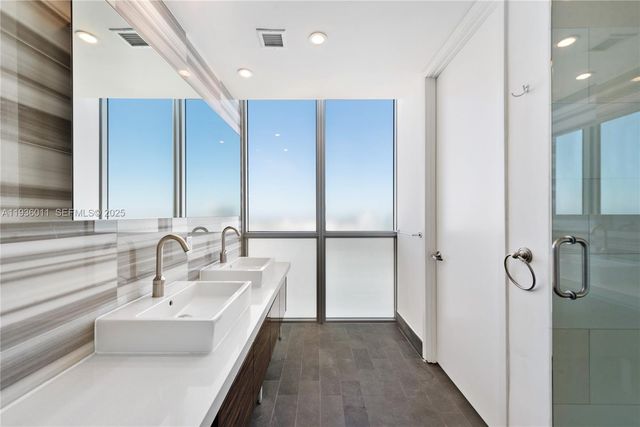 1100 Biscayne Blvd 4307, Miami, FL 33132