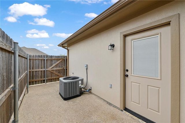 1498 Buena Vista, College Station, TX 77845