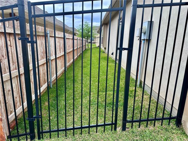 1498 Buena Vista, College Station, TX 77845