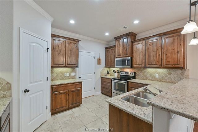1498 Buena Vista, College Station, TX 77845
