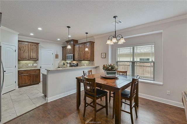 1498 Buena Vista, College Station, TX 77845