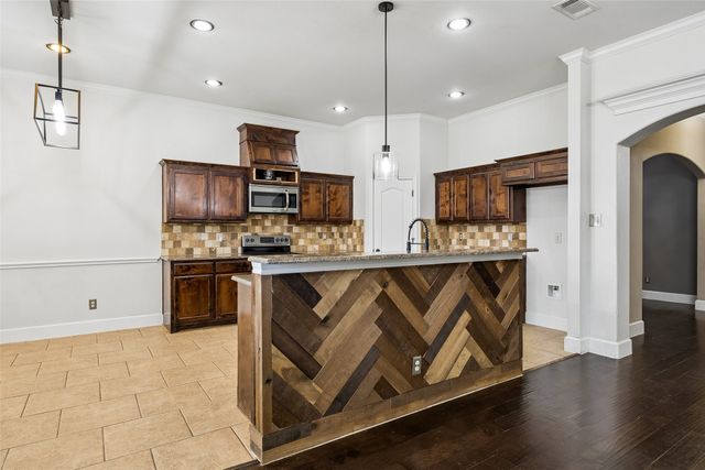 300 Madison Street, Burleson, TX 76028