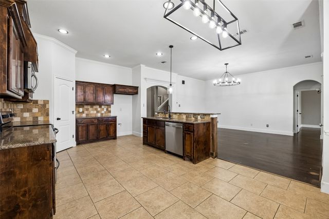 300 Madison Street, Burleson, TX 76028