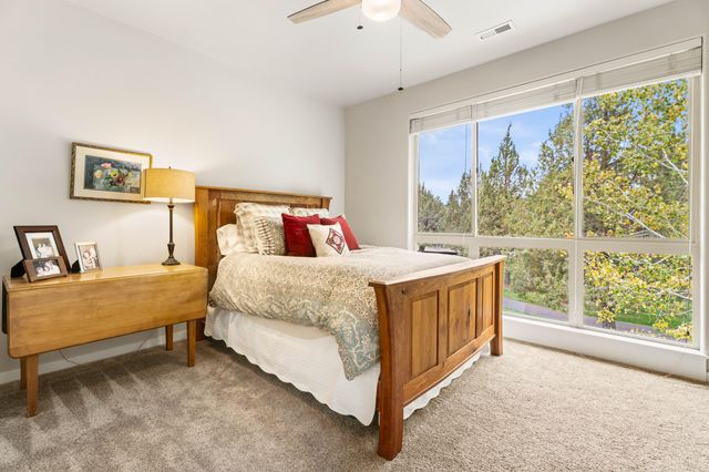 1302 Highland View Loop, Redmond, OR 97756