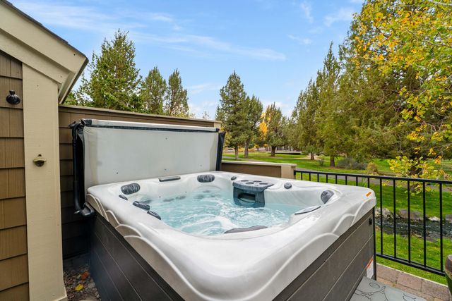 1302 Highland View Loop, Redmond, OR 97756