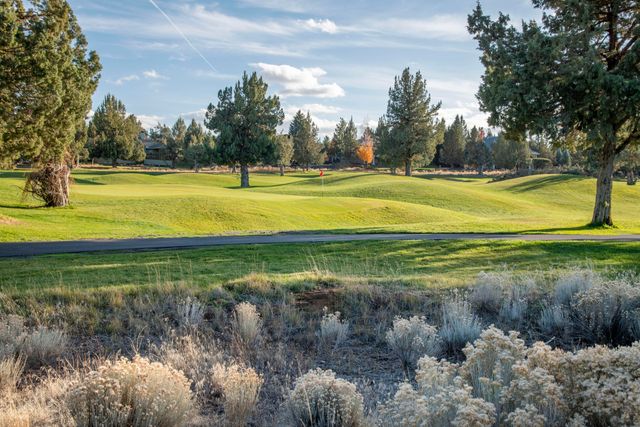 1302 Highland View Loop, Redmond, OR 97756