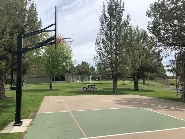 1302 Highland View Loop, Redmond, OR 97756