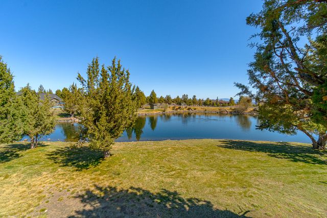 1302 Highland View Loop, Redmond, OR 97756