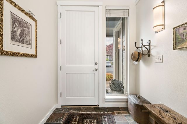 1302 Highland View Loop, Redmond, OR 97756