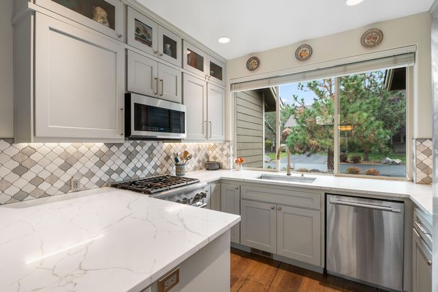 1302 Highland View Loop, Redmond, OR 97756