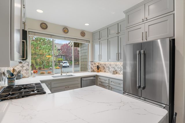 1302 Highland View Loop, Redmond, OR 97756