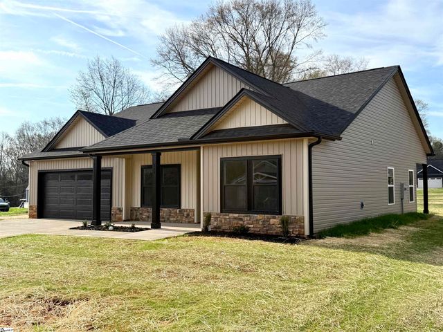 179 Cedar Avenue, Wellford, SC 29385