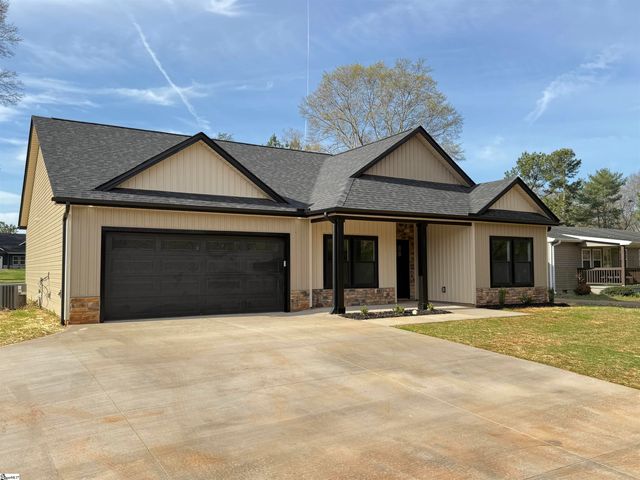 179 Cedar Avenue, Wellford, SC 29385