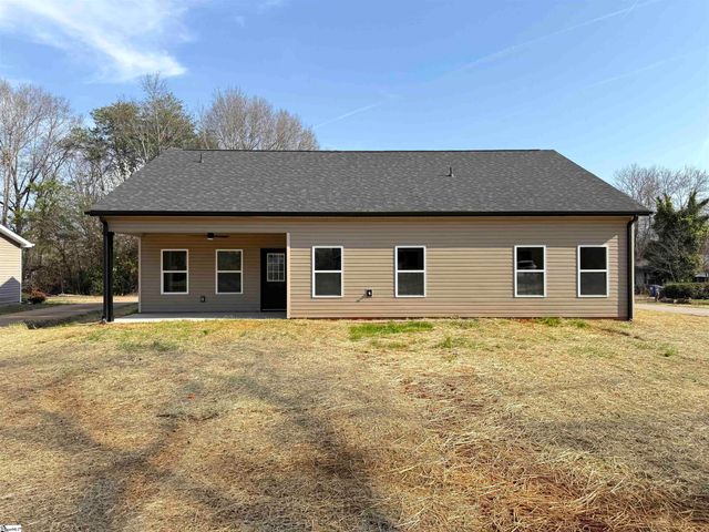 179 Cedar Avenue, Wellford, SC 29385