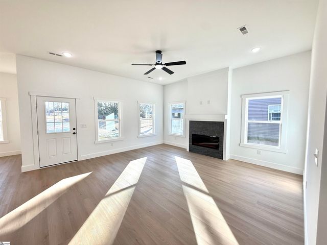 179 Cedar Avenue, Wellford, SC 29385