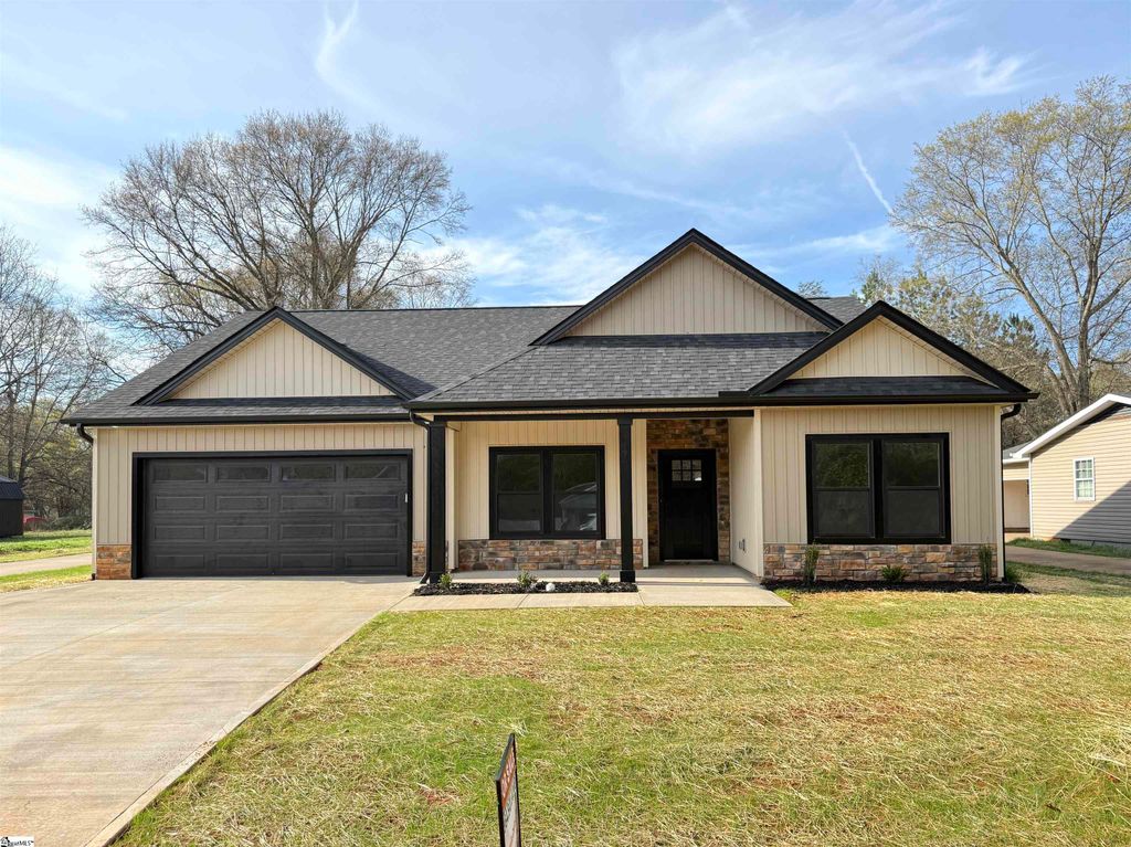 179 Cedar Avenue, Wellford, SC 29385