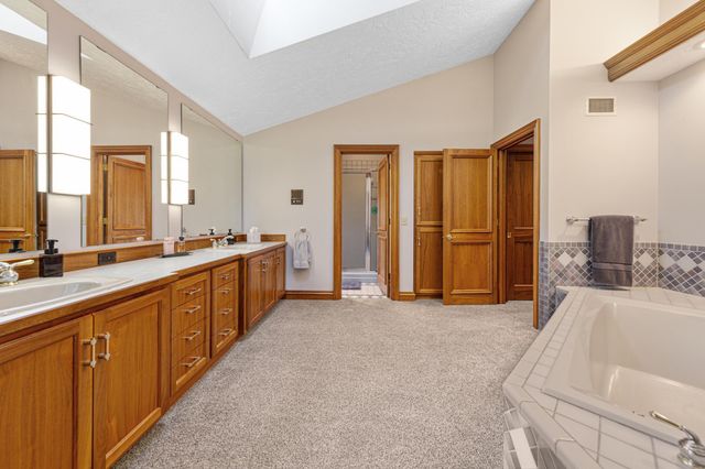 24 Greenhaven Bay, Faribault, MN 55021