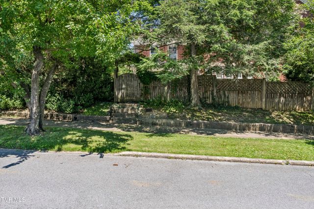 201 East 9th Avenue, Johnson City, TN 37601