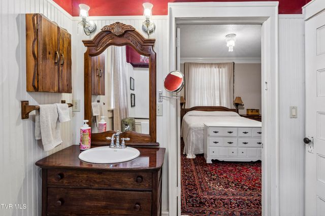 201 East 9th Avenue, Johnson City, TN 37601
