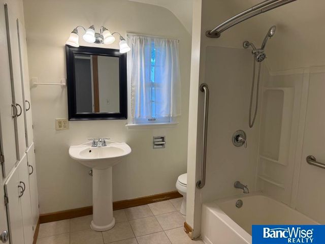 211 S 29th Street, Lincoln, NE 68510
