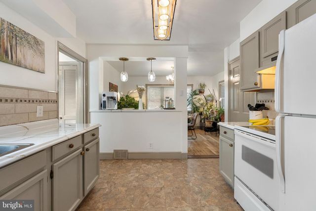 8 GEORGETOWN RD, Carneys Point, NJ 08069