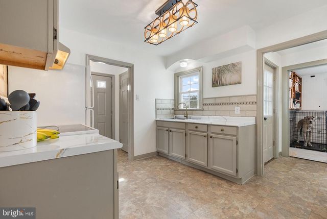 8 GEORGETOWN RD, Carneys Point, NJ 08069